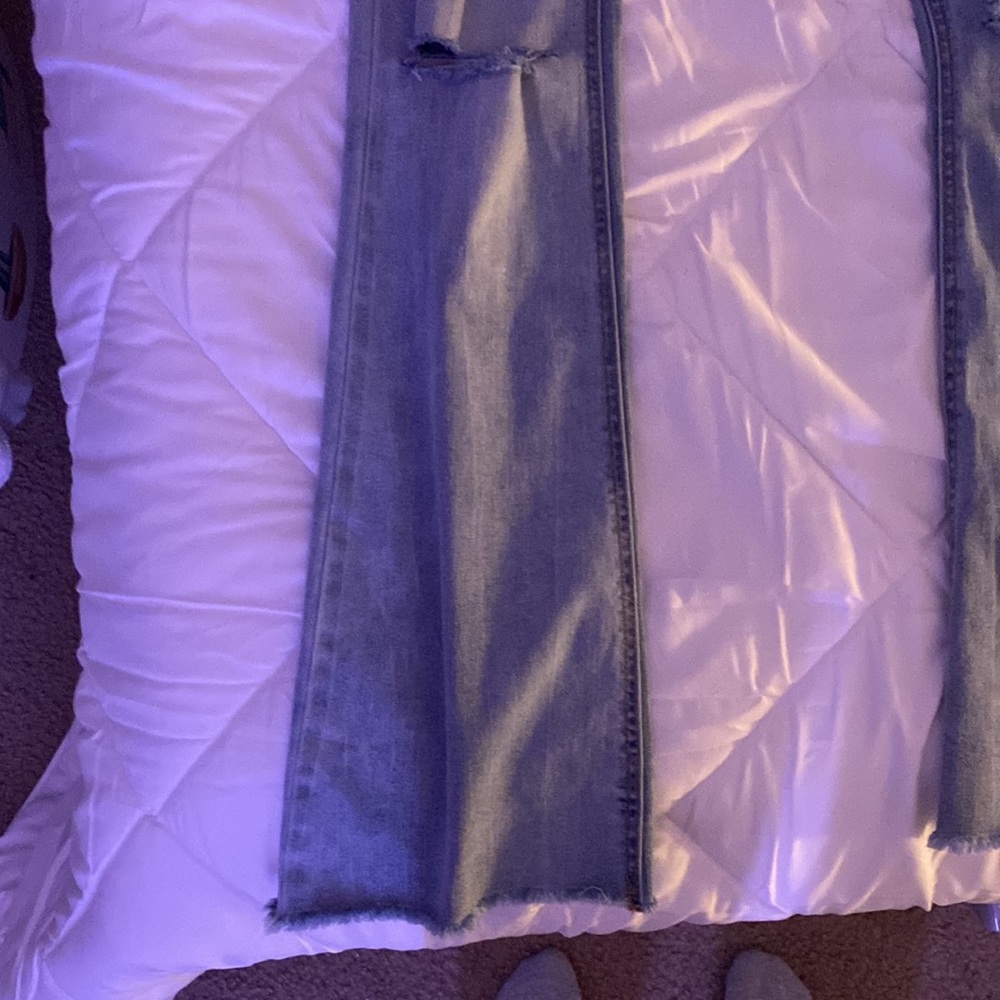 flare jeans with two knee rips light colored - Picture 2 of 5